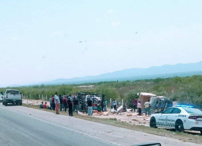 VOLCADURA DE CAMIÓN EN DR. ARROYO, EL CHOFER RESULTA HERIDO.