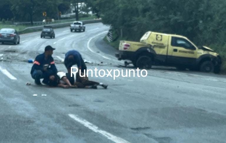 CHOCA CAMIONETA DE VALORES, RESULTA PERSONA HERIDO QUE SALE DISPARADO DEL VEHÍCULO.