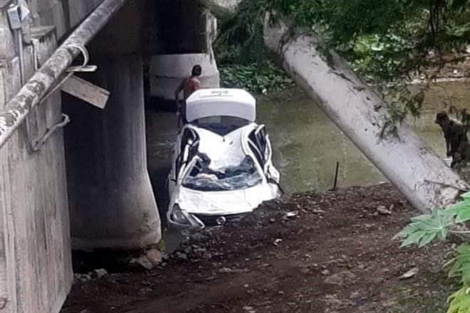 EN SANTIAGO CAE CAMIONETA AL ARROYO LA CHUECA.