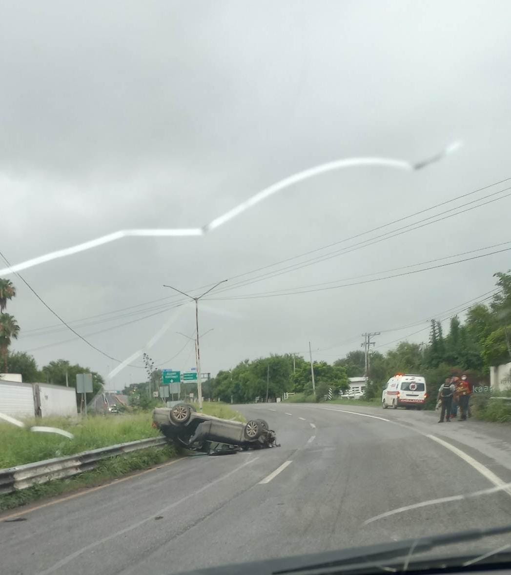 ACCIDENTE VOLCADURA EN CARRETERA NACIONAL EN MONTEMORELOS.