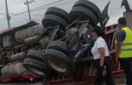 VUELCA TRAILER EN CARRETERA ALLENDE, CADEREYTA.