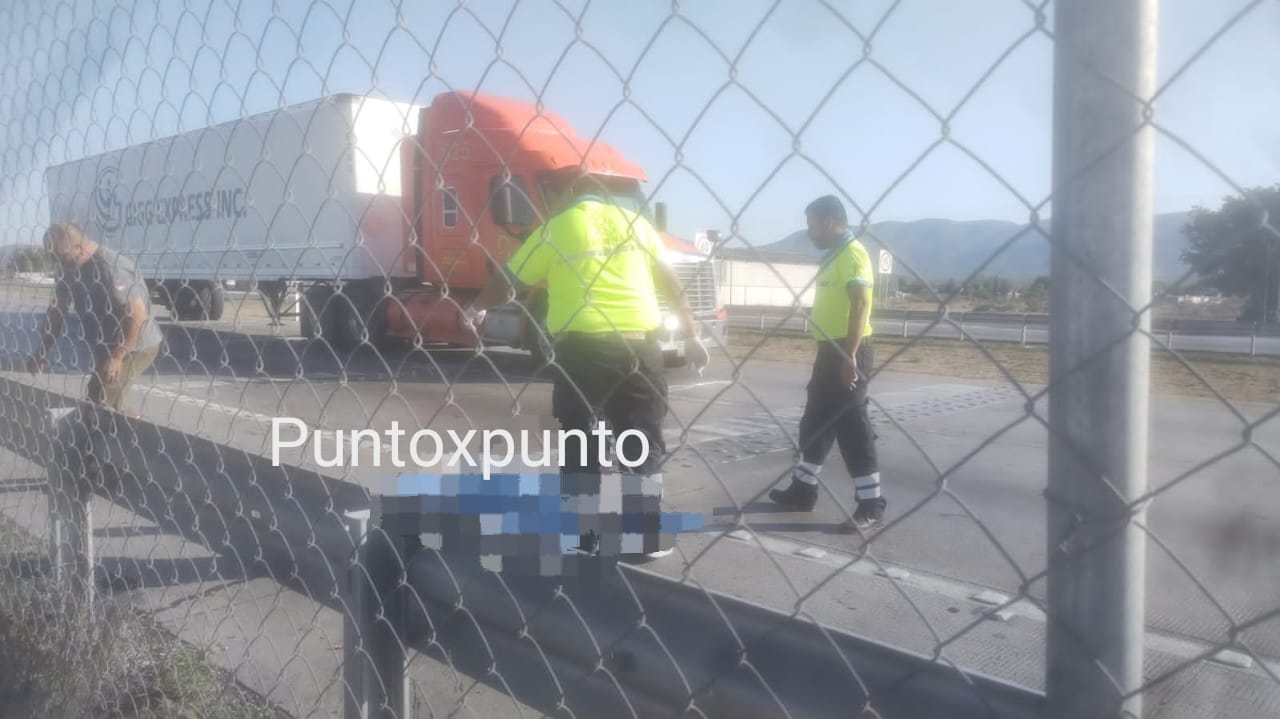 EN GALEANA VEHICULO PESADO ARROLLA A UNA PERSONA.