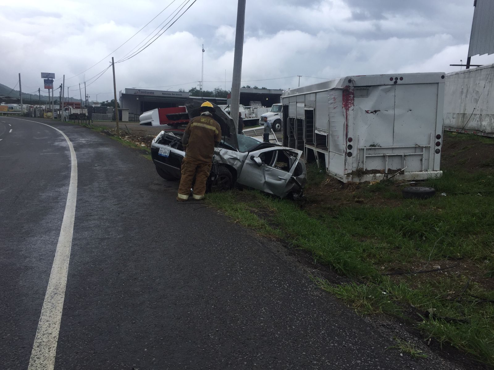 EN ALLENDE SE REGISTRÓ ACCIDENTE DE VEHÍCULO EN CARRETERA NACIONAL.