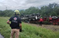 VUELCA TRAILER EN CARRETERA NACIONAL EN MONTEMORELOS.