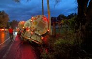 SEGUNDA PIPA QUE TRANSPORTABA CASI VUELCA EN CARRETERA NACIONAL EN MONTEMORELOS.