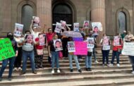 PROTESTAN EN PALACIO DE GOBIERNO POR MUJERES DESAPARECIDAS EN CHINA N.L.