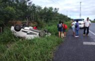 VOLCADURA EN CARRETERA NACIONAL EN MONTEMORELOS.