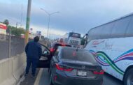 ACCIDENTE EN SANTIAGO, TRAILER QUEDA ATRAVESADO EN CARRETERA.