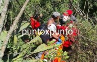 OCHO LESIONADOS EN SIERRA DE SANTIAGO AL CAER VEHÍCULO A UN BARRANCO.