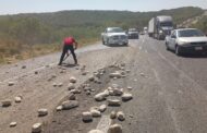 VUELCA TRAILER CARGADO DE OOSTES EN LA NACIONAL.