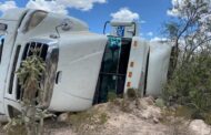 VOLCADURA DE TRAILER DEJA UN LESIONADO EN DR. ARROYO N.L.