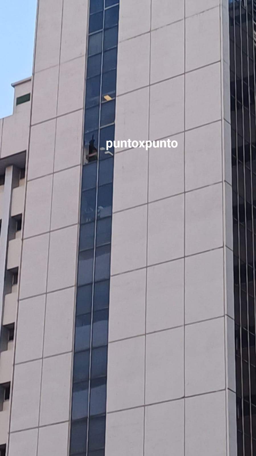 PACIENTE GOLPEA A SU ESPOSA Y A ENFERMERA Y A UN CAMILLERO, LUEGO SE AVIENTA DESDE EL PISO 10.