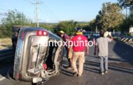 VOLCADURA DE CAMIONETA MOVILIZA A CUERPOS DE EMERGENCIA.