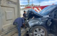 CONDUCTOR DE CAMIONETA SE ESTRELLA CONTRA MURO DE PUENTE EN ALLENDE.