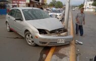 EN LINARES AUTO SE IMPACTA EN POSTE DE LUMINARIA