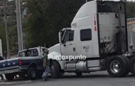 CHOQUE ENTRE TRAILER Y CAMIONETA EN MONTEMORELOS, REPORTAN SOLO DAÑOS MATERIALES.