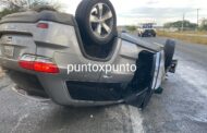 JOVEN PIERDE EL CONTROL DE SU JEEP Y VUELCA EN LINARES..