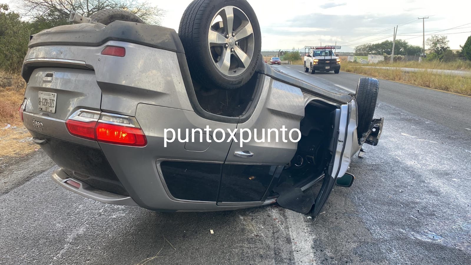 JOVEN PIERDE EL CONTROL DE SU JEEP Y VUELCA EN LINARES..