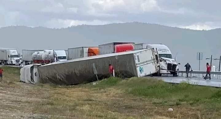 VOLCADURA DE TRAILER EN GALEANA.