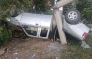 CONDUCTOR CHOCA CONTRA POSTE DE CONCRETO, LO DERRIBA Y VUELCA SU CAMIONETA EN ALLENDE.