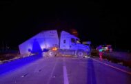 EN GALEANA LA VOLCADURA DE TRAILER AFECTO TRAFICO EN LA CARRETERA 57 RUMBO A SALTILLO.