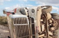 EN GALEANA SE REGISTRÓ LA VOLCADURA DE UN TRÁILER.