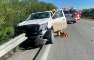 CAMIONETA CHOCA CON MURO DE CONTENCIÓN QUE TERMINA ATRAVEZANDO EL VEHÍCULO, BOMBEROS LINARES ATIENDEN.