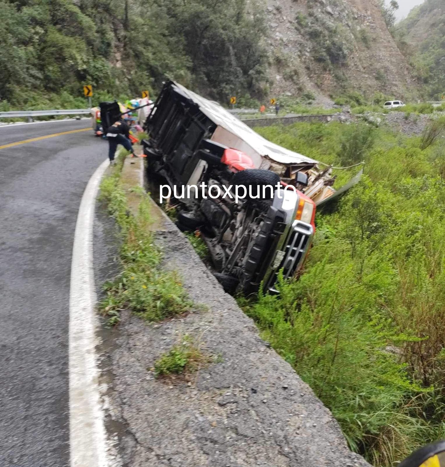 VOLCADURA DE CAMIÓN EN CARRETERA LINARES A GALEANA, EN ITURBIDE.