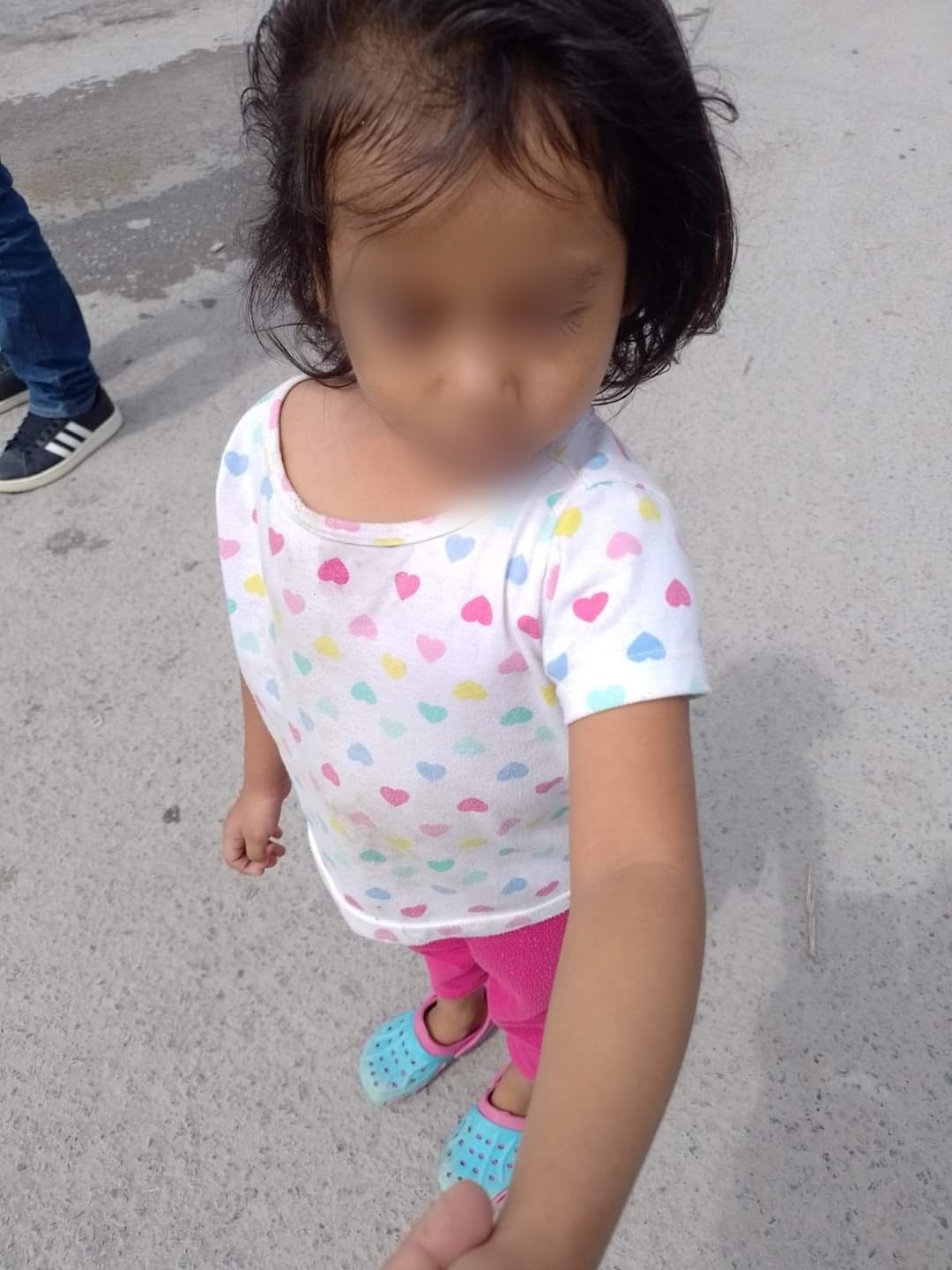 ABANDONAN A NIÑA EN UNA COLONIA EN CADEREYTA.