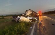 VUELCA TRAILER CARGADO DE ROLLOS EN CARRETERA NACIONAL EN MONTEMORE.