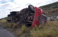 VUELCA TRAILER QUE TRANSPORTA UNA PIPA EN CHINA N.L.