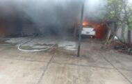 SE INCENDIA VEHÍCULO EN EL INTERIOR DE UNA COCHERA EN LINARES.