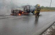 ATIENDE BOMBEROS DE LINARES VEHÍCULO INCENDIÁNDOSE EN UNA COMUNIDAD.