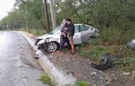 AUTOMOVIL SE SALE DE LA CARRETERA EN ALLENDE, OCUPANTES RESULTAN ILESOS.