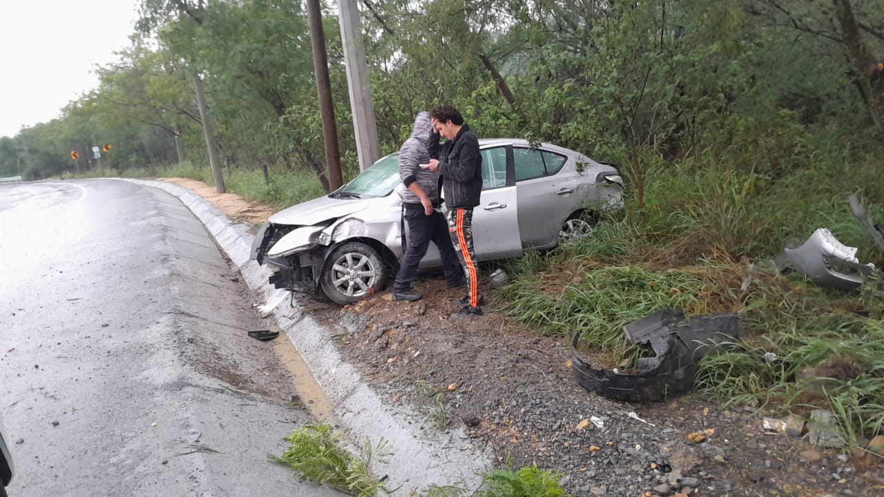 AUTOMOVIL SE SALE DE LA CARRETERA EN ALLENDE, OCUPANTES RESULTAN ILESOS.