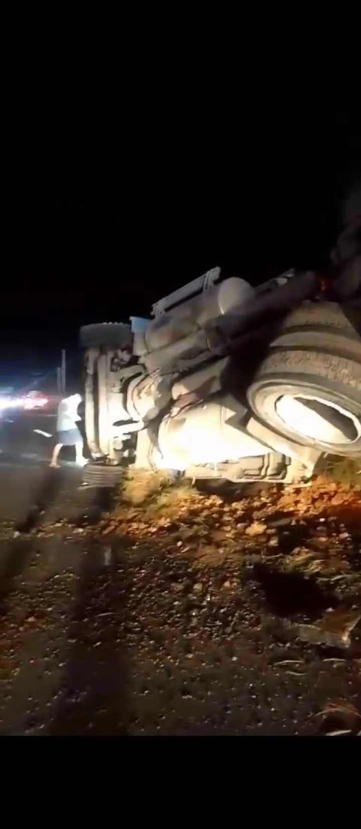 LA VOLCADURA DE UN TRÁILER MANTUVO LA VIALIDAD CERRADA POR HORAS EN CARRETERA NACIONAL.