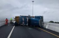 EN MONTEMORELOS TRÁILER VOLCÓ Y QUEDO ATRAVEZADO EN PUENTE PASO DESNIVEL EN CANOAS.