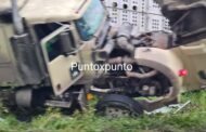 CHOQUE ENTRE CAMIONETA Y TRAILER, AMBOS VUELCAN, EN MONTEMORELOS, OCUPANTES RESULTAN ILESOS.