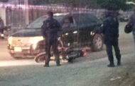 VEHICULO ARROLLA MOTOCICLISTA EN LINARES, REPORTAN UN HERIDO .