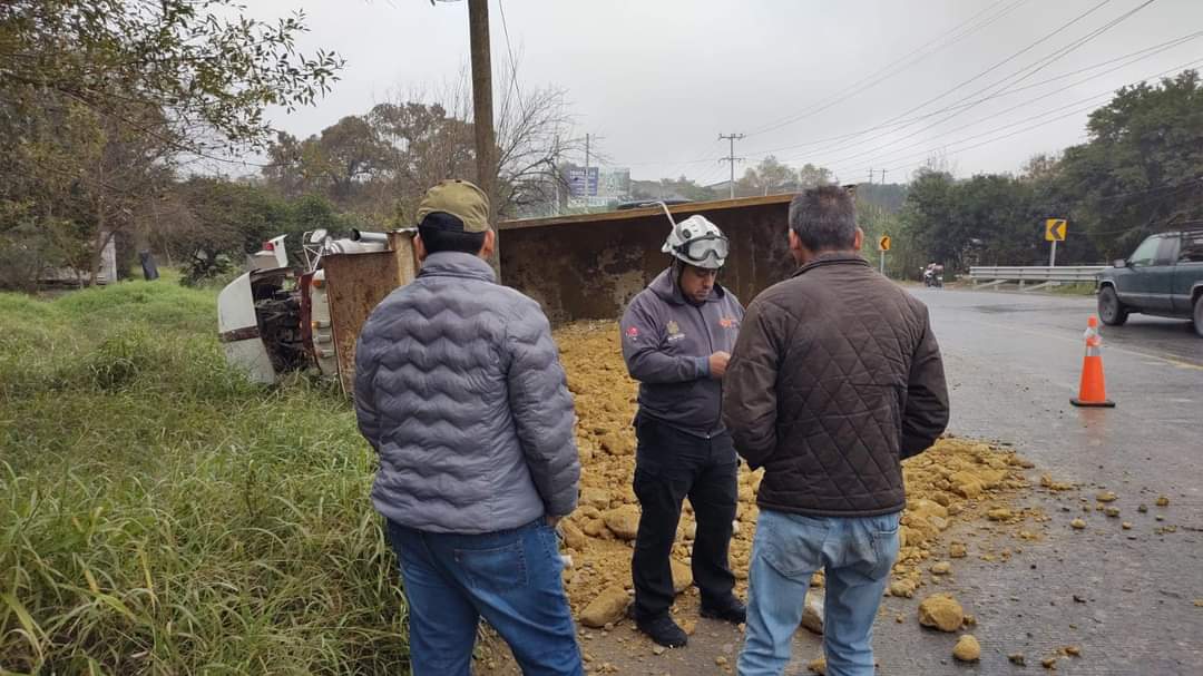 VUELCA CAMIÓN MATERIALISTA POR CIRCULAR A EXCESO DE VELOCIDAD EN CADEREYTA.