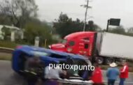 CHOQUE DE 2 AUTOS, TERMINAN VOLCADOS EN HUALAHUISES.