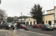 EN LINARES NL. LLUVIA LIGERA ORIGINA QUE MOTOCICLETA ZIGZAGUERA.