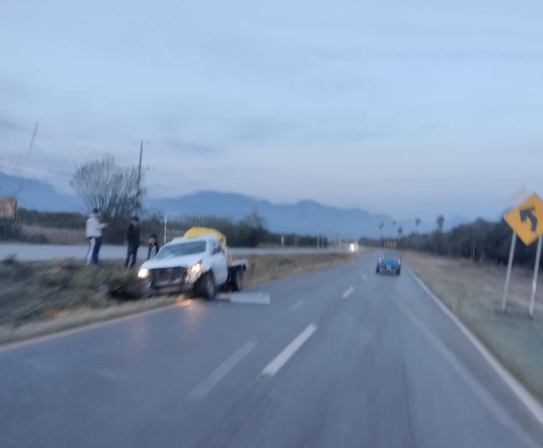 VEHICULO SALE DE LA CARRETERA EN HUALAHUISES.