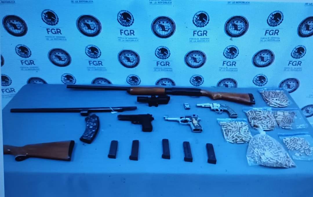 EN GALEANA POLICIAS FEDERALES LE ENCUENTRAN ARMAS A UN HOMBRE.