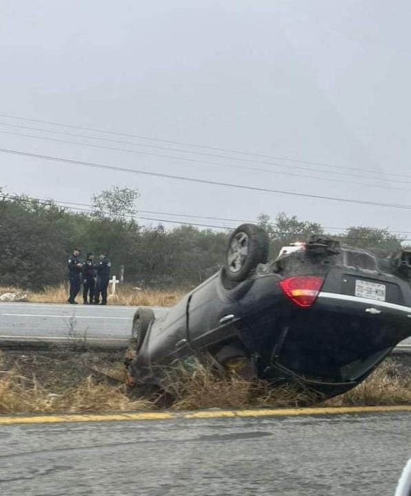 VOLCADURA DE AUTO EN LA CURVA DEL CHOCOLATE EN LINARES.