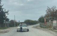 EN LINARES UN AUTOMOVIL QUEDA EN EL CENTRO DE LA CALLE POR UNA FALLA MECÁNICA.