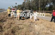 TRABAJADORES DE LA COMISIÓN PARTICIPAN EN VOLCADURA EN CARRETERA NACIONAL, RESULTARON ILESOS.