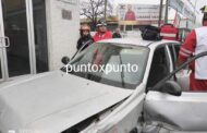 EN LINARES NL CHOCAN DOS AUTOS EN EL CENTRO.