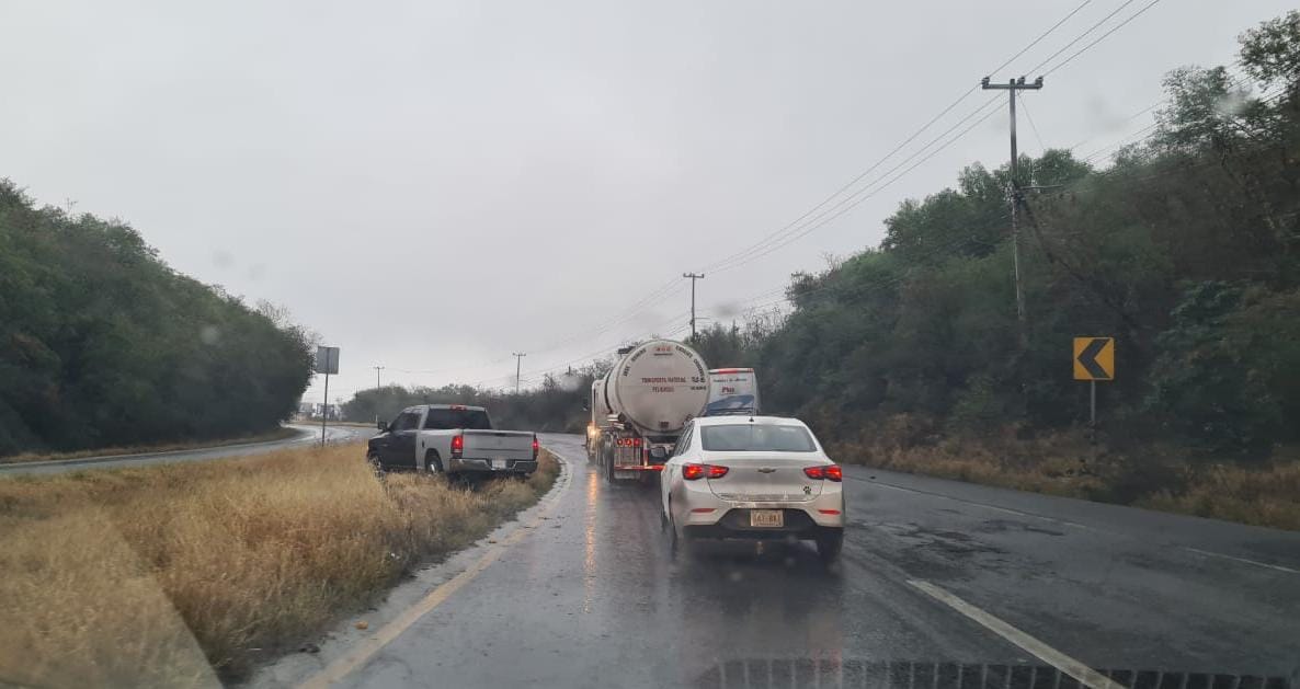 ACCIDENTE EN CARRETERA NACIONAL EN MONTEMORELOS REPORTAN ÚNICAMENTE DAÑO MATERIALES.