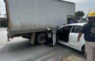 AUTO CHOCA CONTRA TRÁILER Y QUEDA ABAJO RESULTANDO LESIONADO EL CONDUCTOR EN ALLENDE.